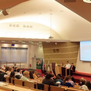 Nádoby na triedený zber odpadov v priestoroch konferencie